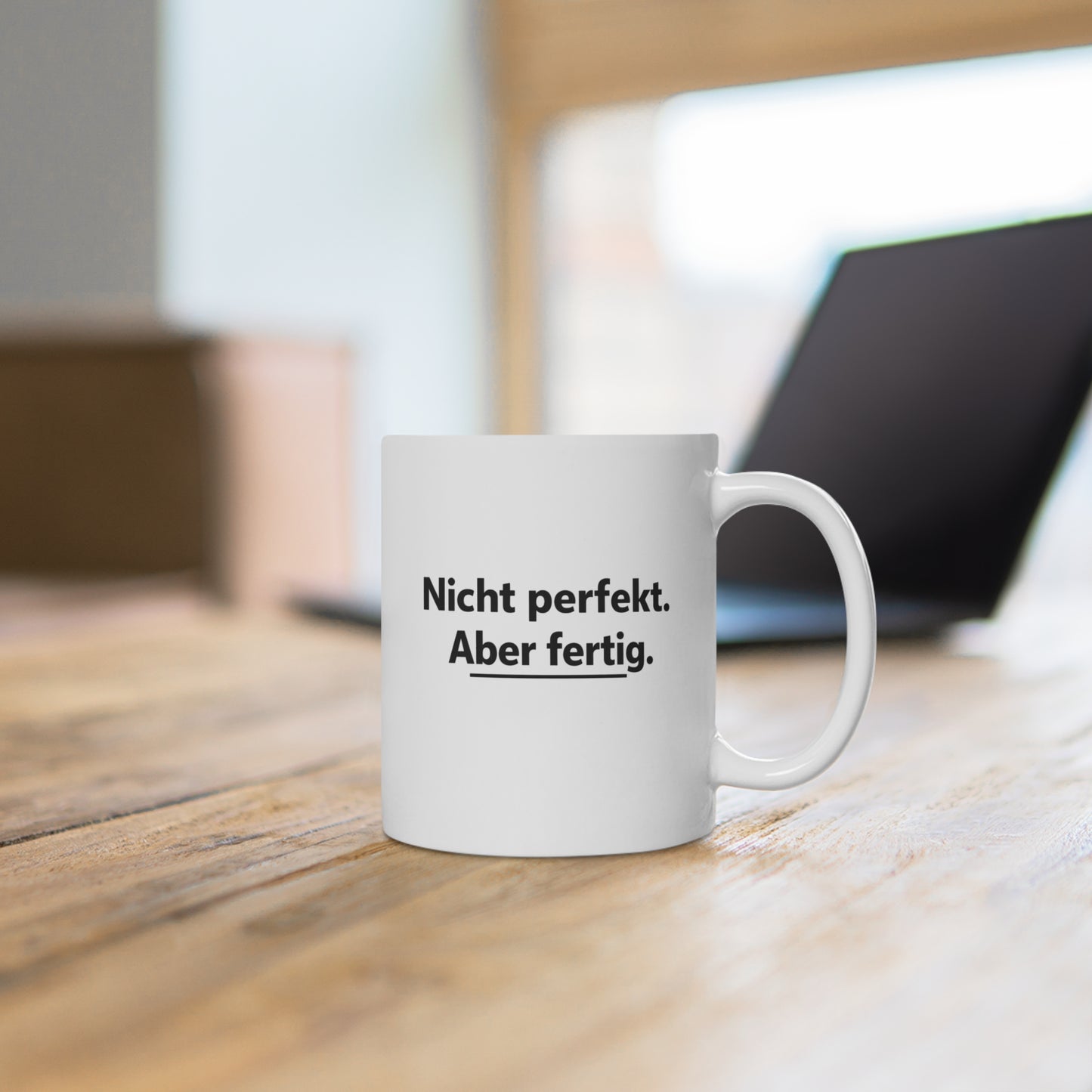 Becher „Nicht perfekt. Aber fertig.“ – Handwerker-Humor